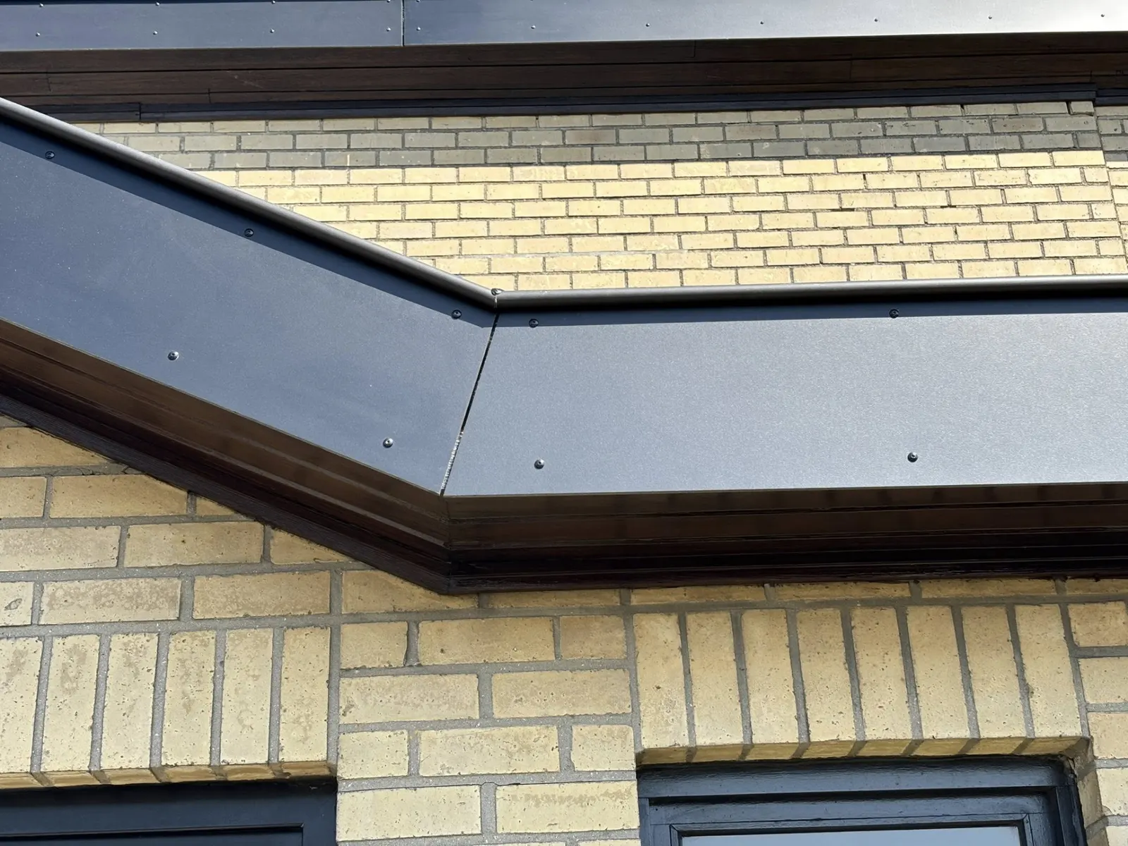 Strak afgewerkt zinken dakdetail met houten kroonlijst